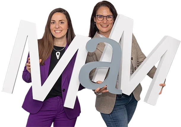 Susanne Kiegeland und Julia Lemke halten die MaM Buchstaben