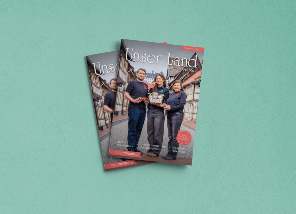 Mehrere Exemplare des Regionalmagazins „Unser Land Sachsen‑Anhalt“ als gestapelte Printausgabe