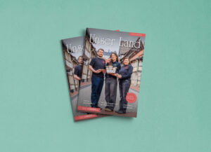 Mehrere Exemplare des Regionalmagazins „Unser Land Sachsen‑Anhalt“ als gestapelte Printausgabe