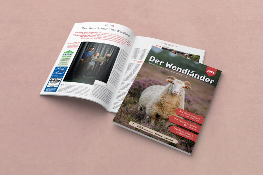 Regionalmagazin „Der Wendländer 2026“ mit Titelcover und aufgeklapptem Innenteil auf hellem Hintergrund